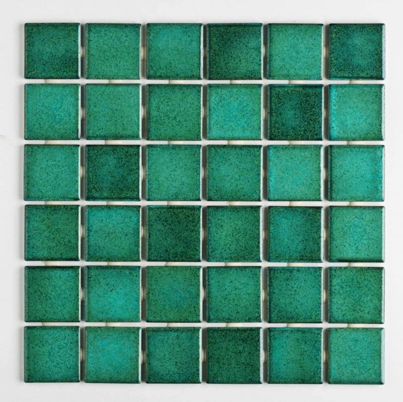 Pastilha de porcelana Atlas Bermuda 5x5 SG8348 verde aplicada em parede com efeito esmaltado