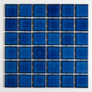Pastilha de porcelana Atlas Juqueí 5x5 SG8442 azul aplicada em parede com efeito de esmalte reativo