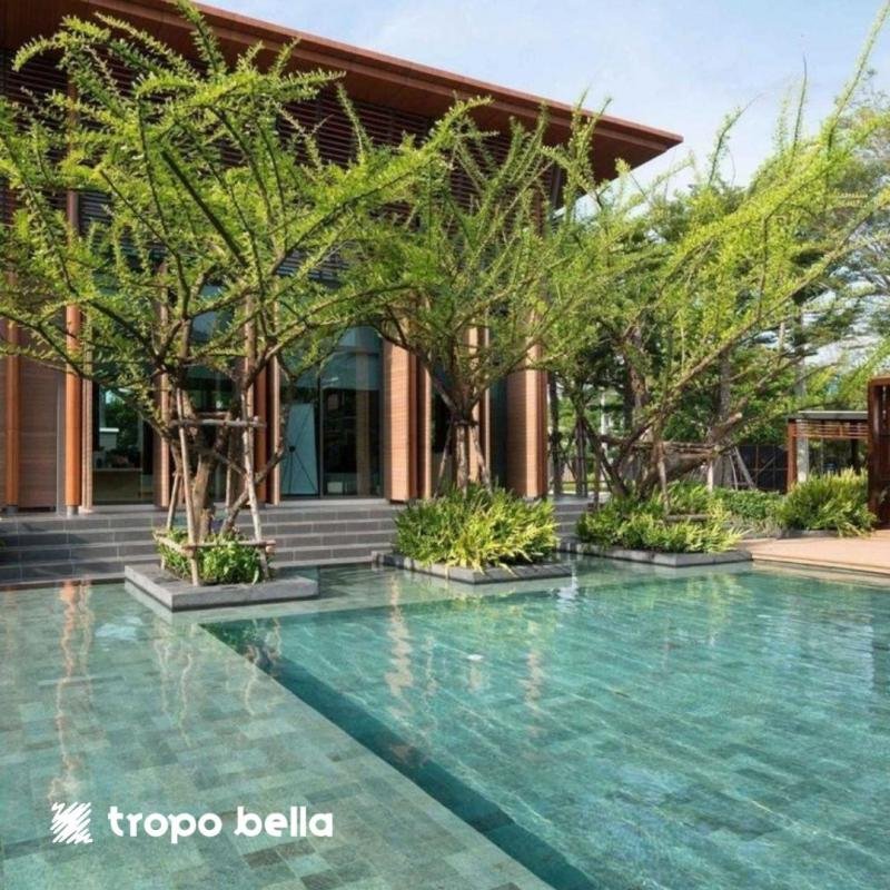 Pedra Hijau Lisa 10x10cm importada aplicada em piscina com acabamento liso e uniforme