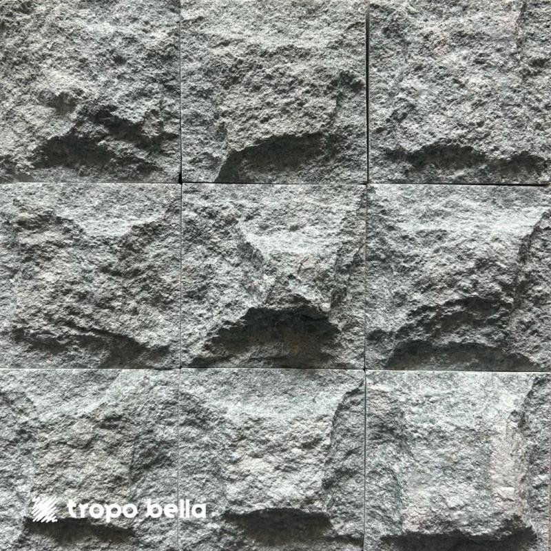 Pedra Hijau Natural 10x10cm imoprtada aplicada em piscina com acabamento natural