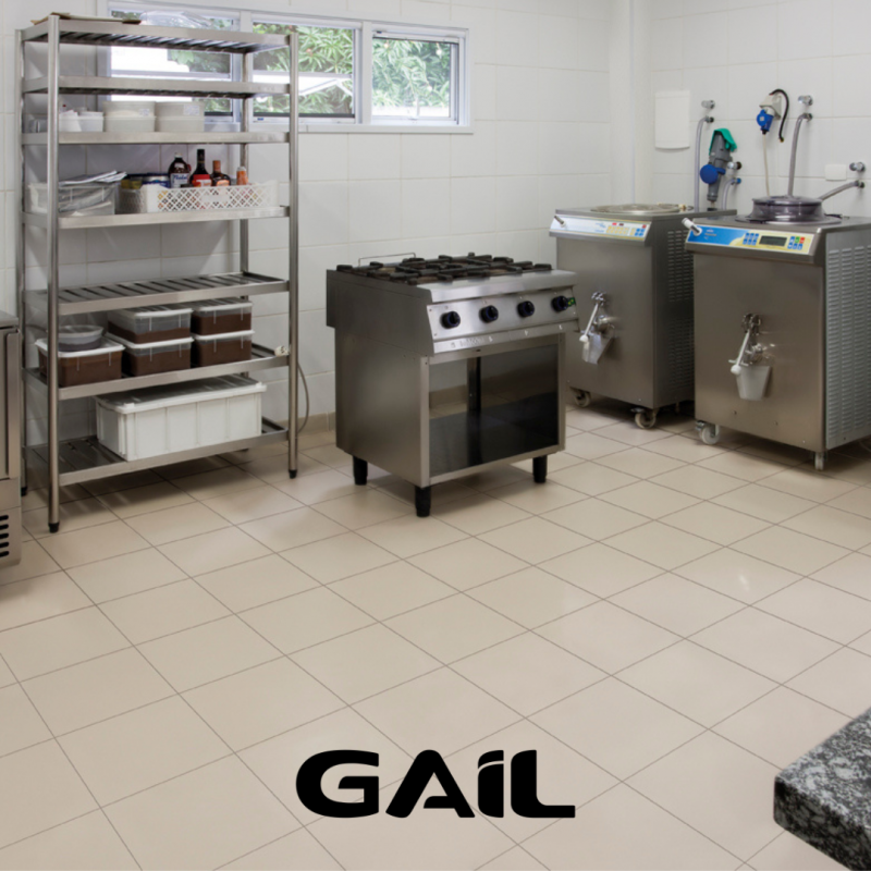 Piso Industrial Gail 30x30cm bege antiderrapante aplicado em cozinha industrial