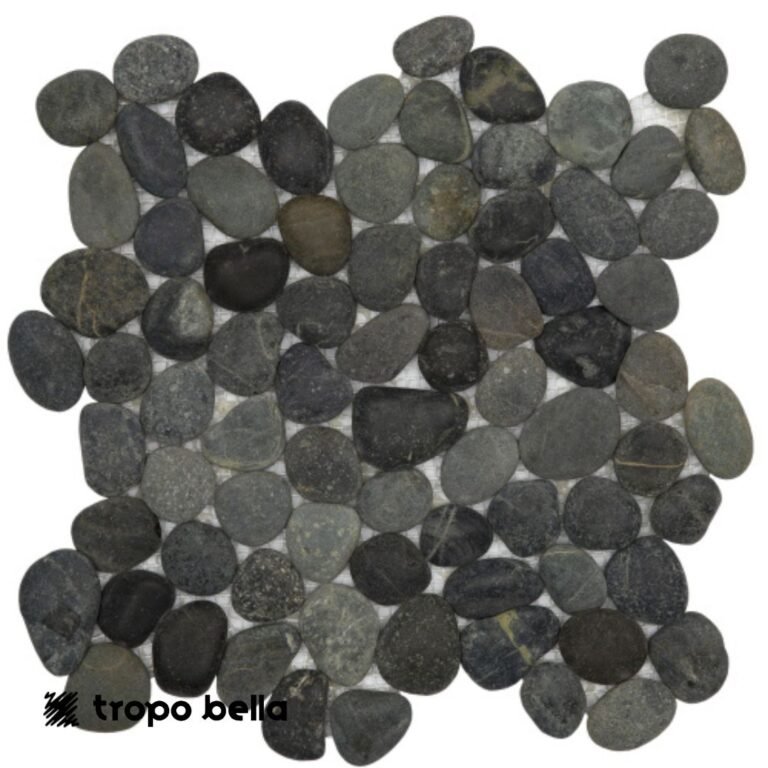 Seixo Preto Telado 30x30 importado aplicado em piscina com visual escuro sofisticado