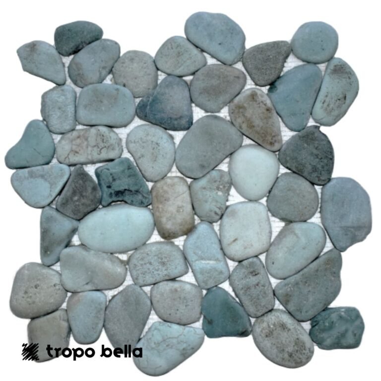 Seixo Verde Telado 30x30 importado aplicado em borda de piscina com visual tropical